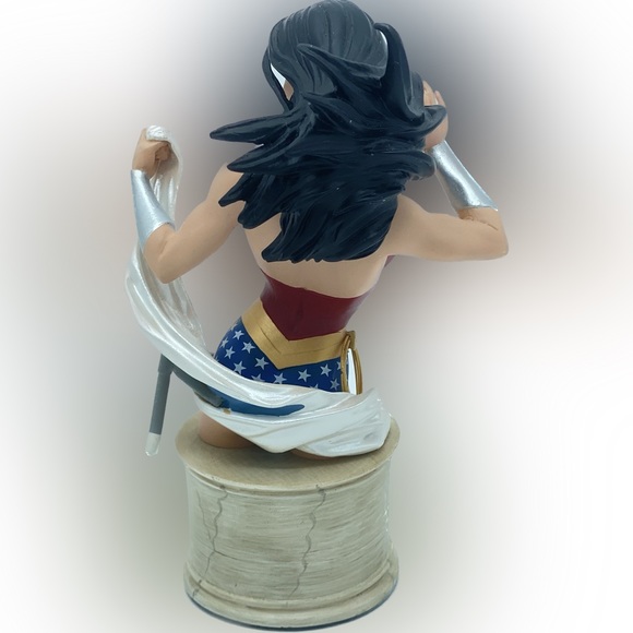 Women of the DC Universe Wonder Woman Bust - Picture 3 of 5